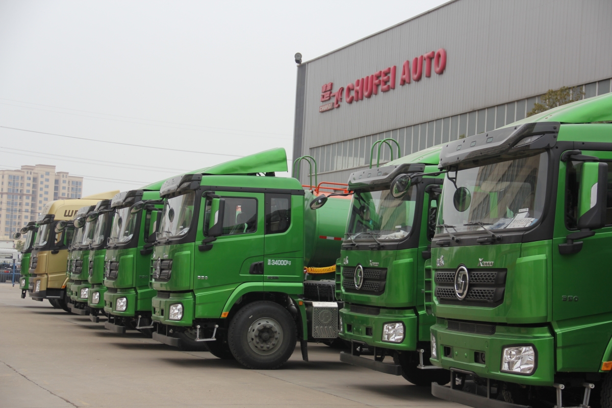 新年新氣象，2018年首批批量訂單30臺(tái)新型泥漿半掛運(yùn)輸車